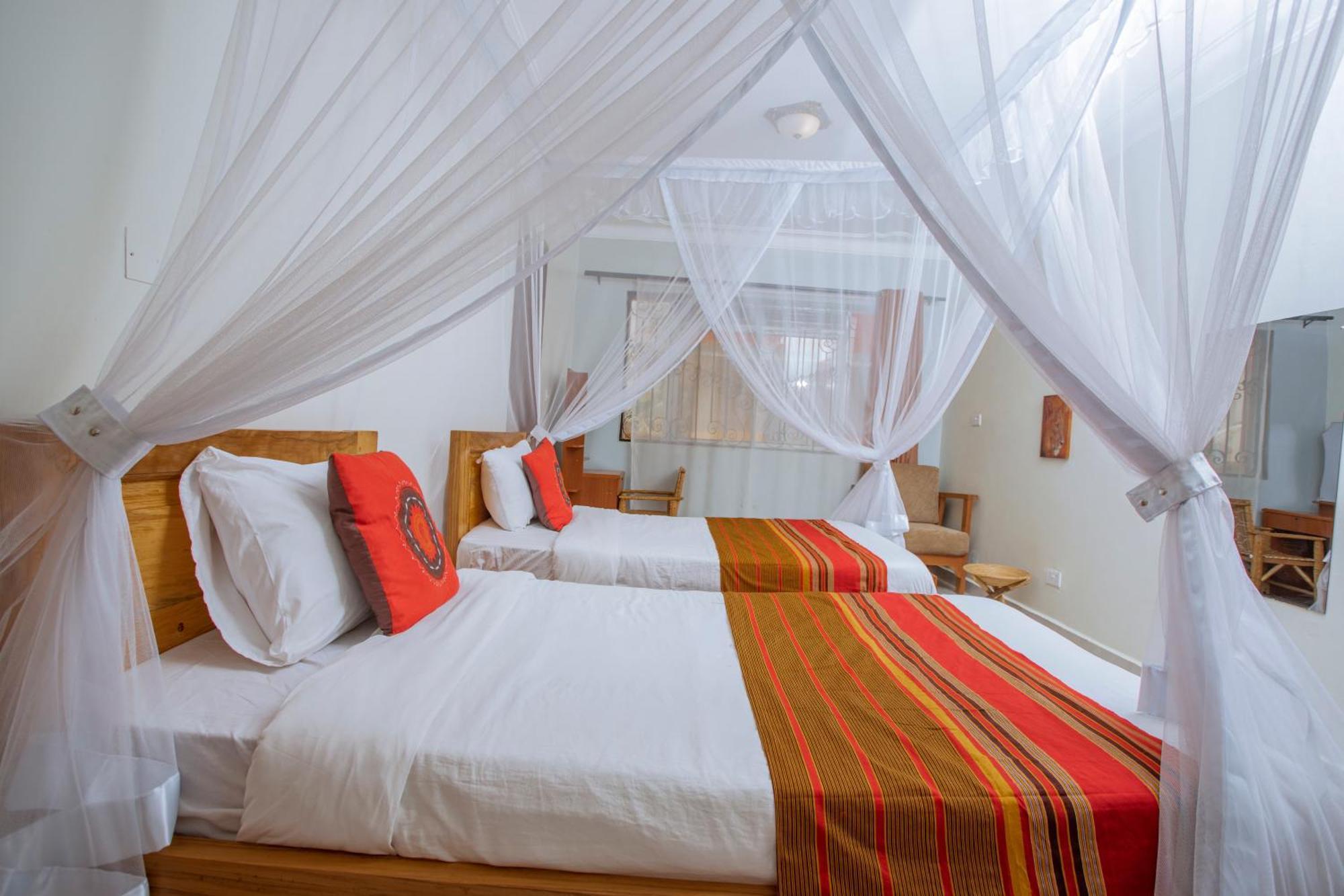 Silver Oaks Hotel Boma Fort Portal Bagian luar foto