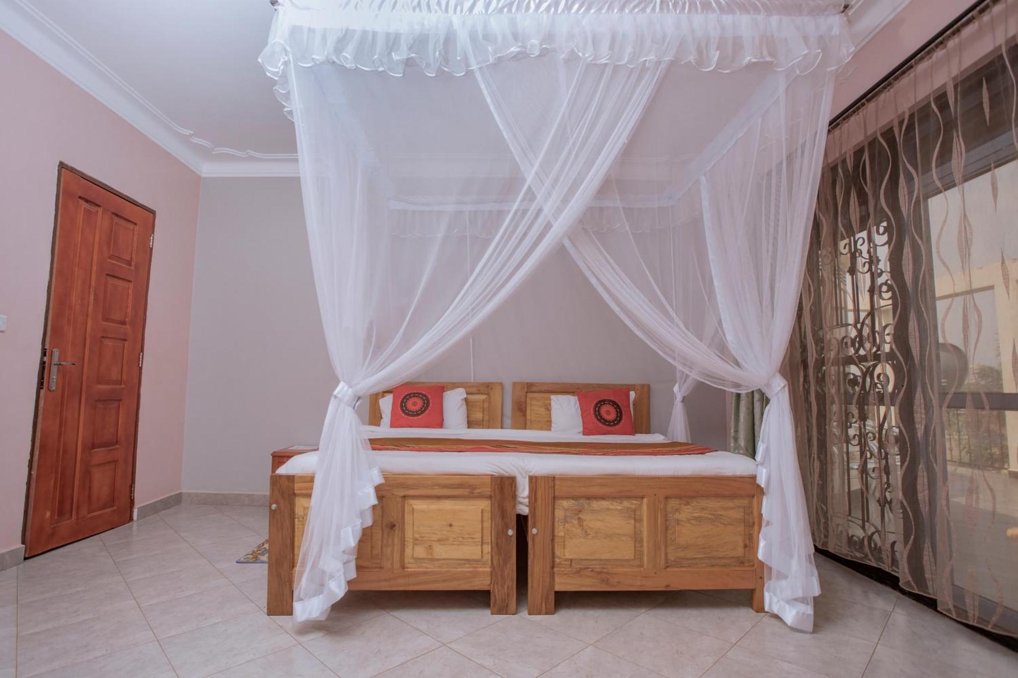 Silver Oaks Hotel Boma Fort Portal Bagian luar foto