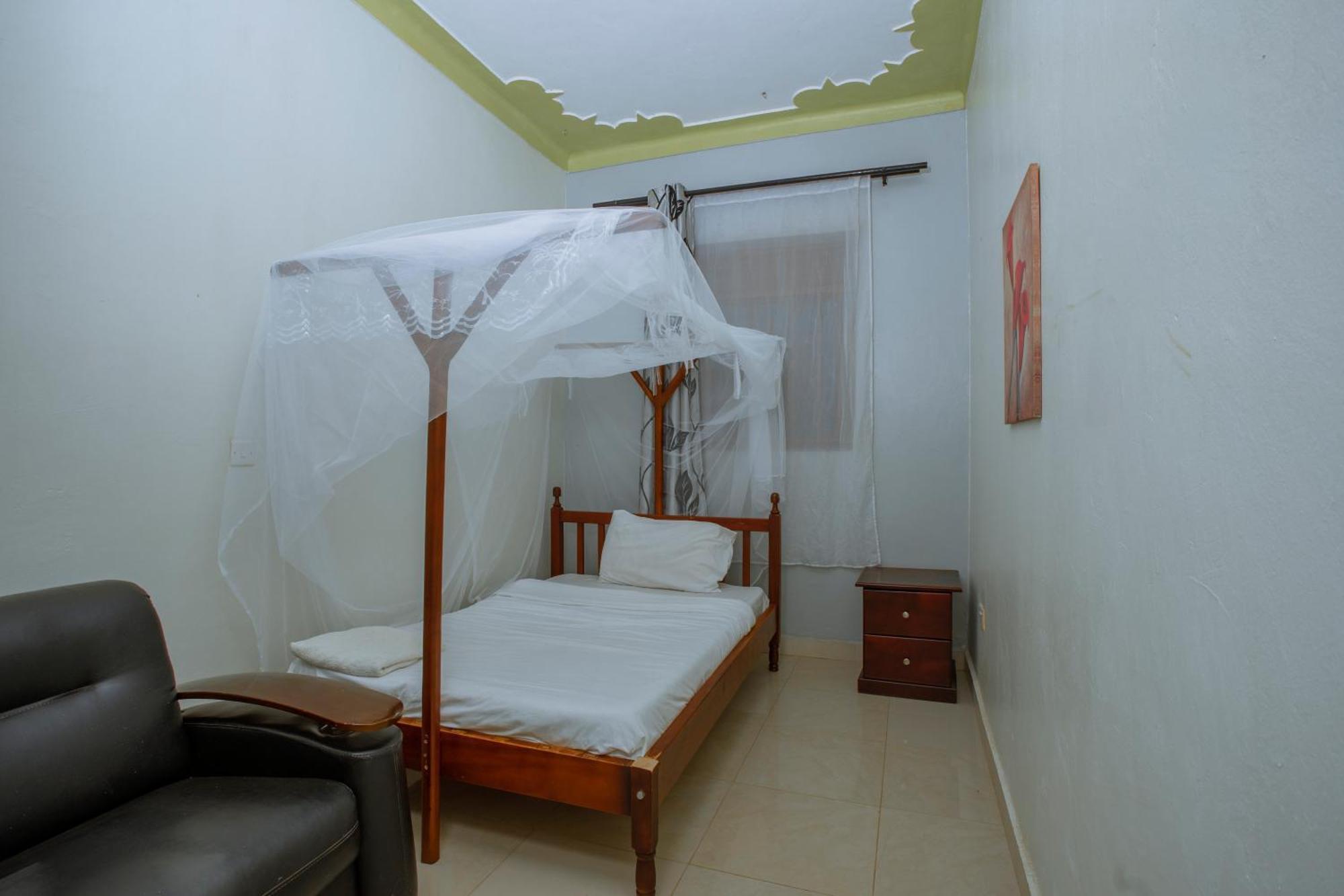 Silver Oaks Hotel Boma Fort Portal Bagian luar foto