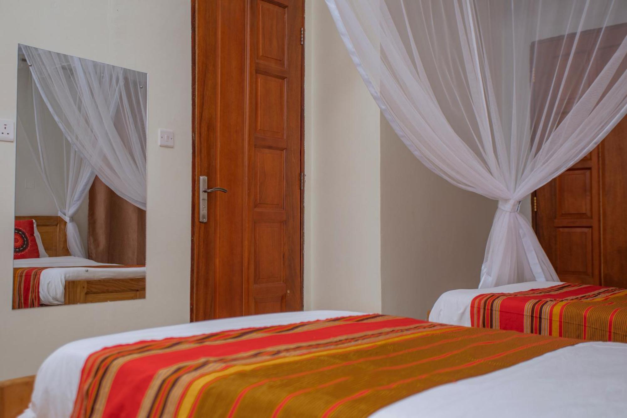 Silver Oaks Hotel Boma Fort Portal Bagian luar foto