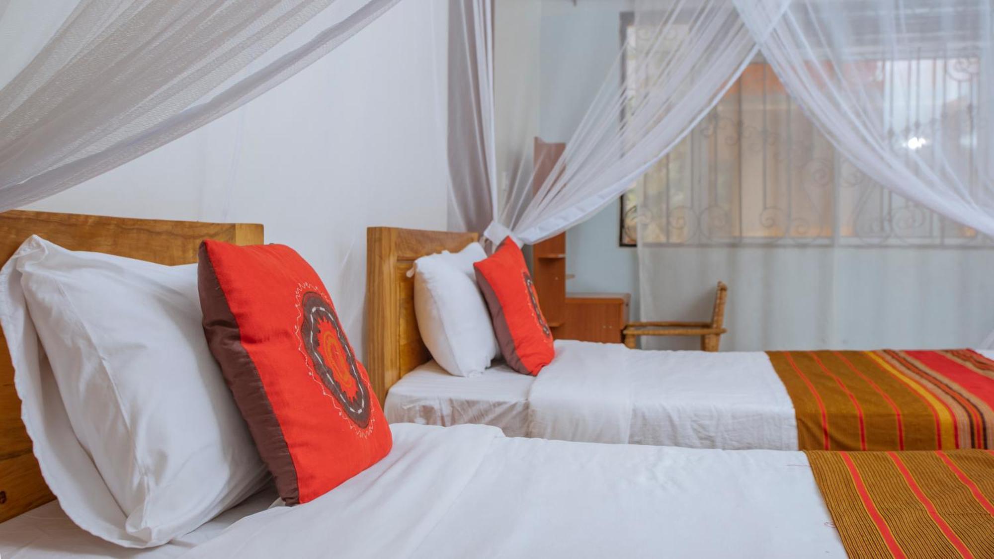 Silver Oaks Hotel Boma Fort Portal Bagian luar foto