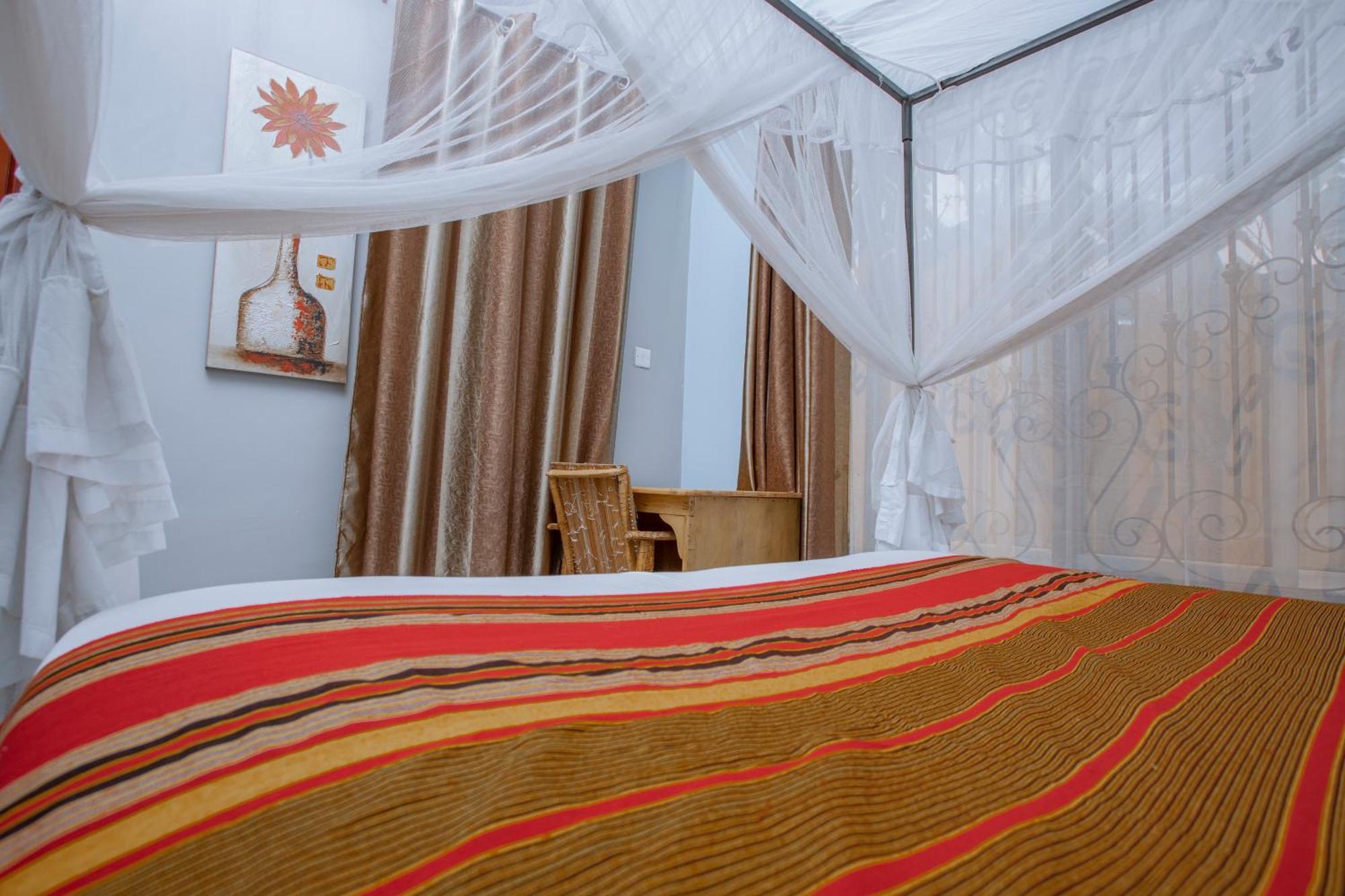 Silver Oaks Hotel Boma Fort Portal Bagian luar foto