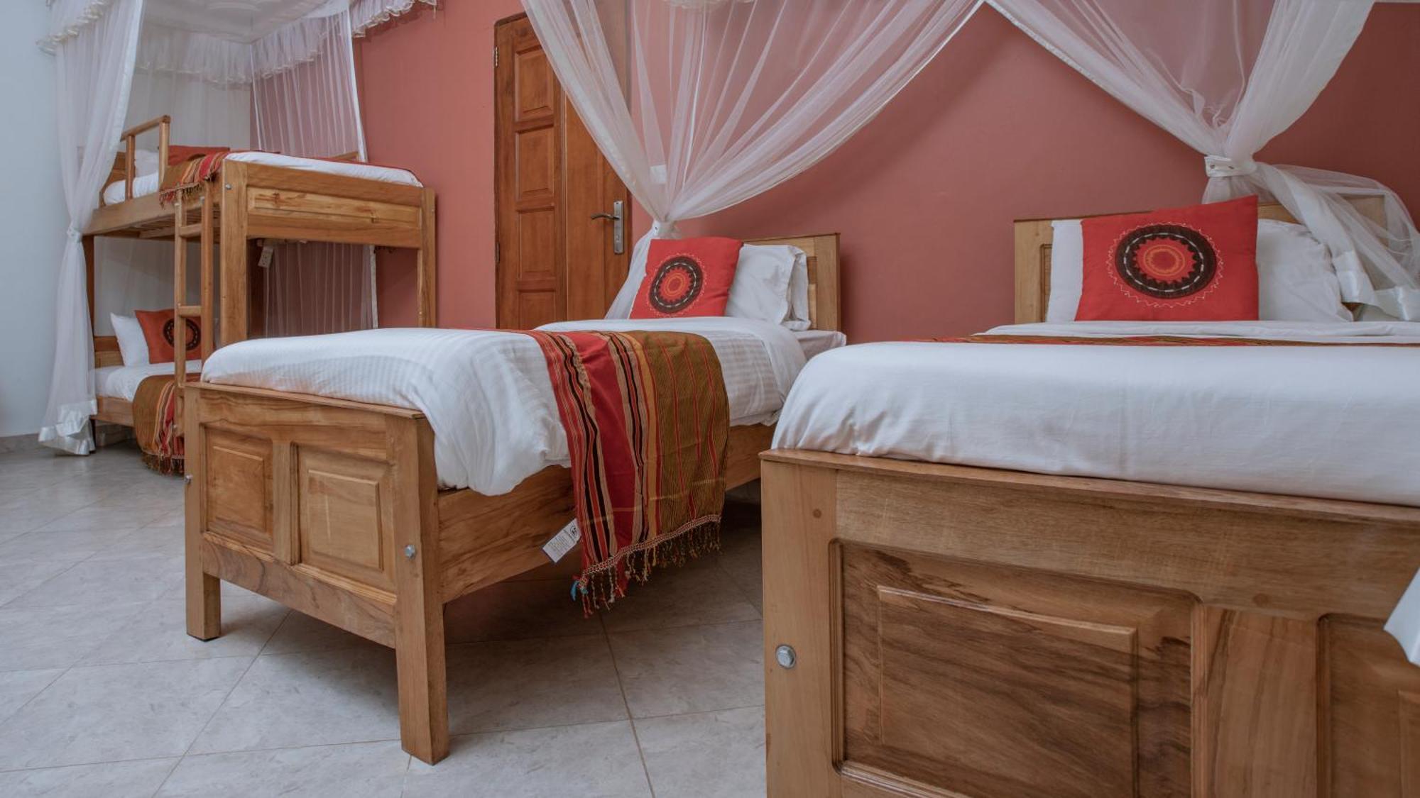 Silver Oaks Hotel Boma Fort Portal Bagian luar foto