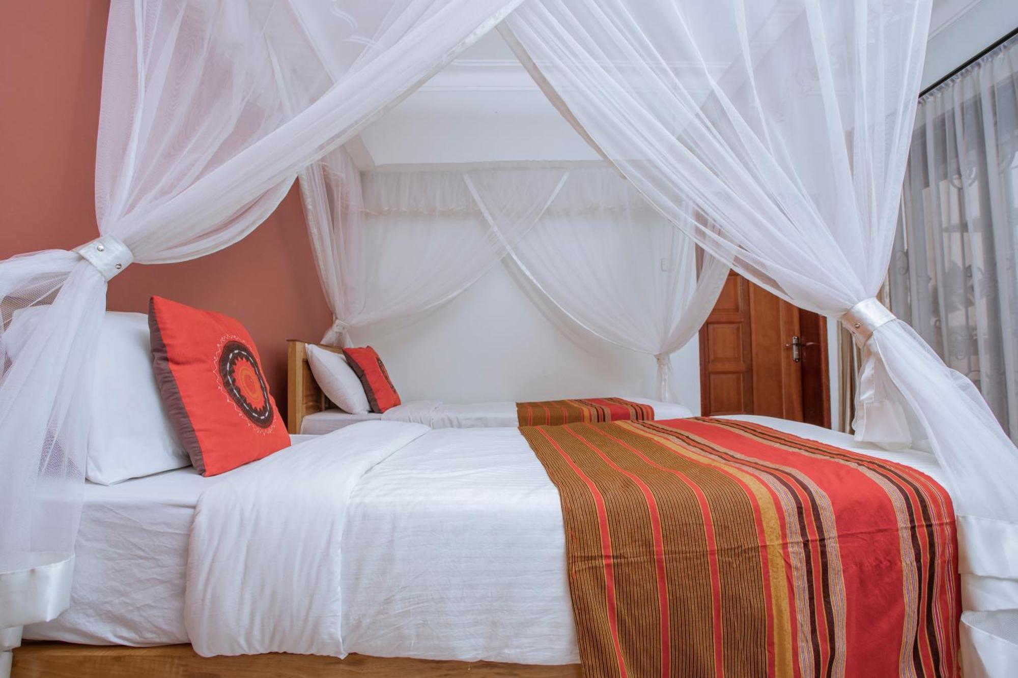 Silver Oaks Hotel Boma Fort Portal Bagian luar foto