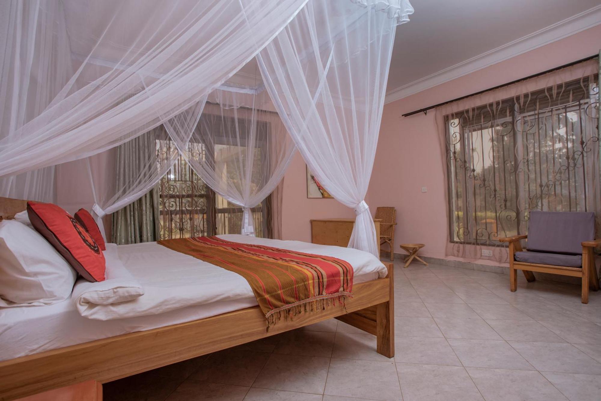 Silver Oaks Hotel Boma Fort Portal Bagian luar foto