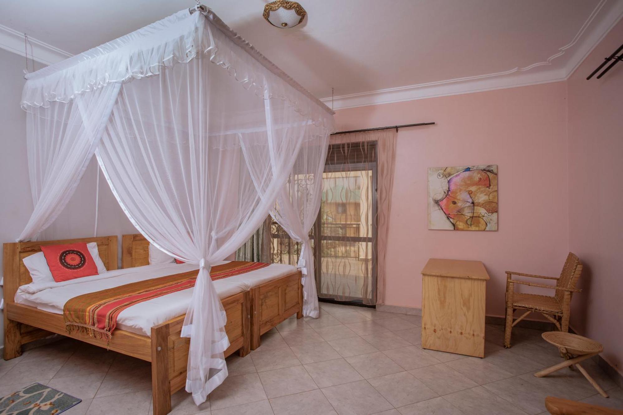 Silver Oaks Hotel Boma Fort Portal Bagian luar foto