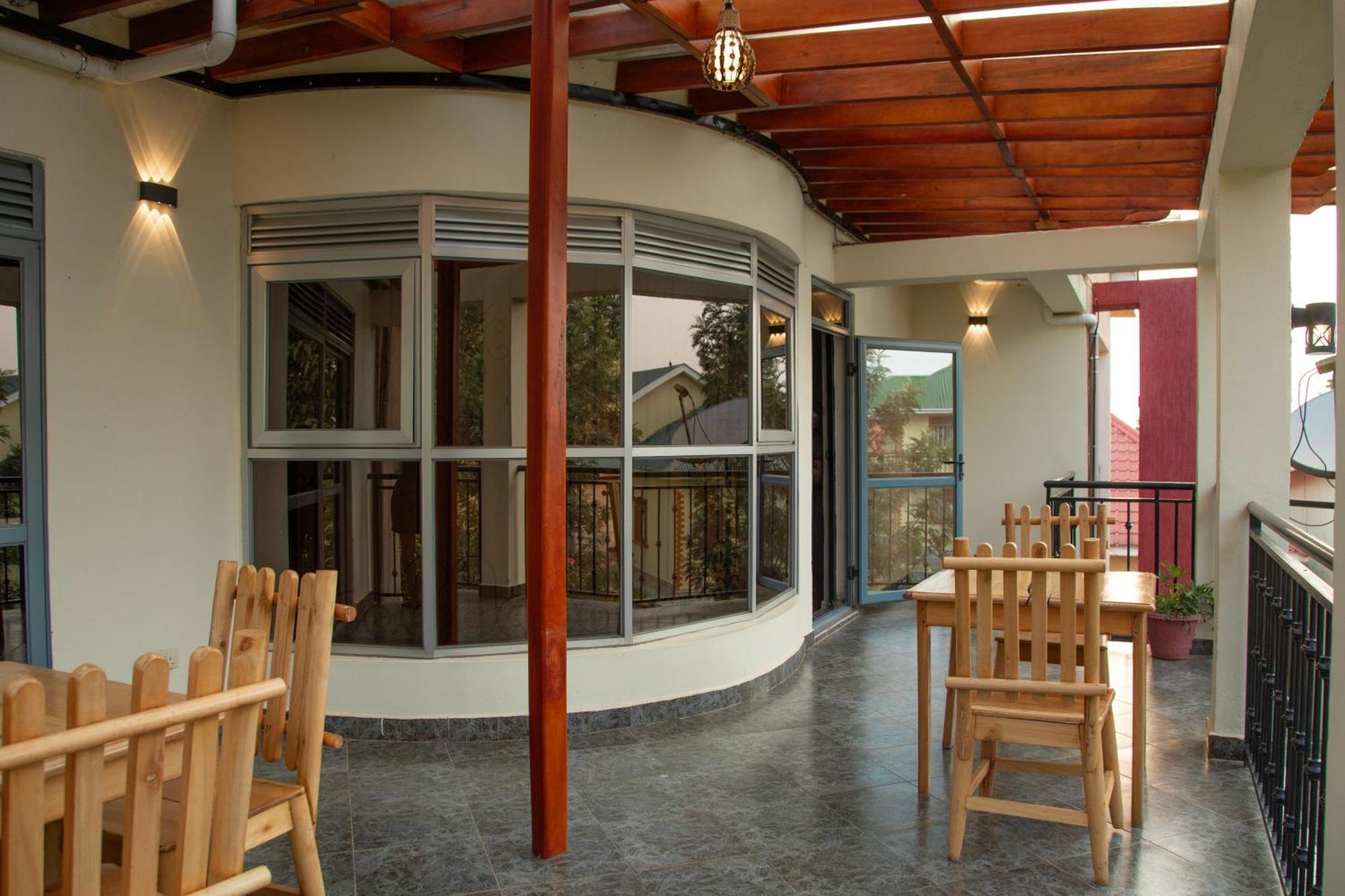 Silver Oaks Hotel Boma Fort Portal Bagian luar foto