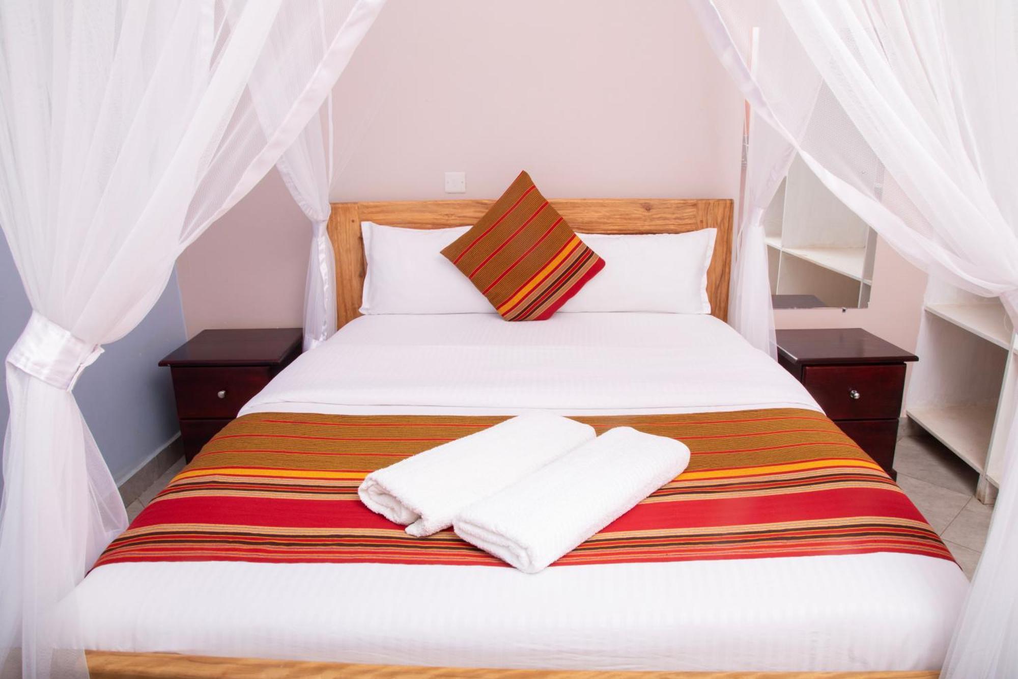 Silver Oaks Hotel Boma Fort Portal Bagian luar foto