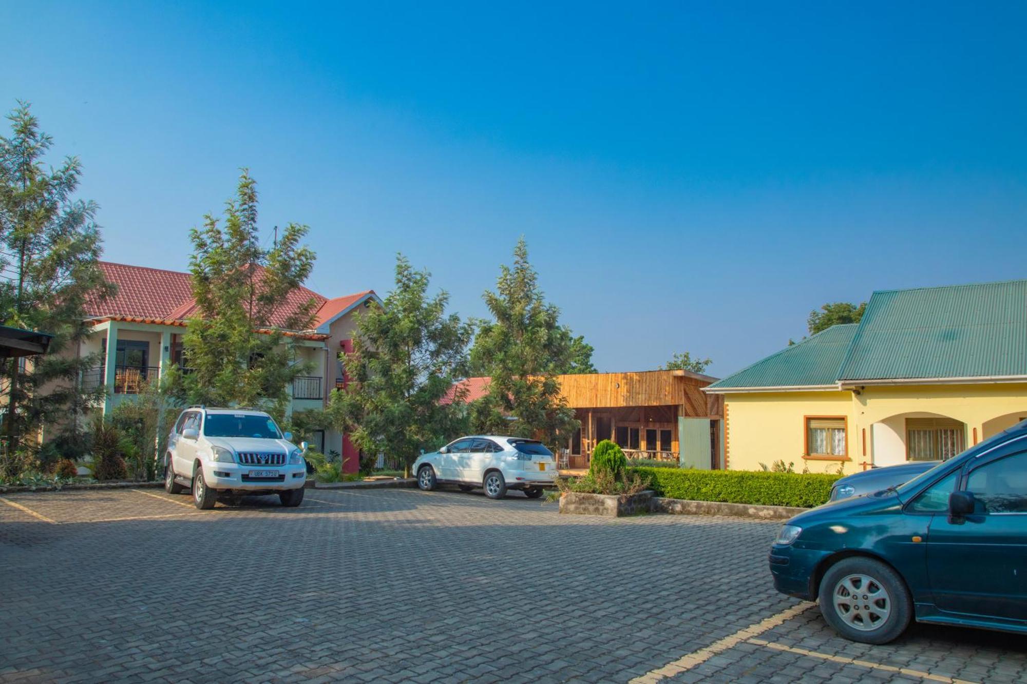 Silver Oaks Hotel Boma Fort Portal Bagian luar foto