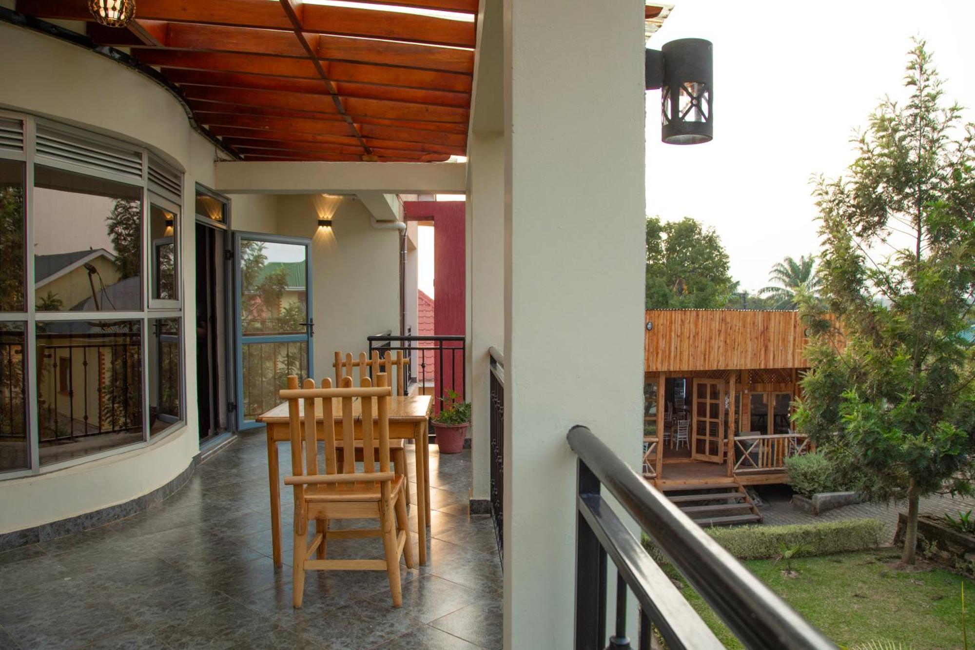 Silver Oaks Hotel Boma Fort Portal Bagian luar foto