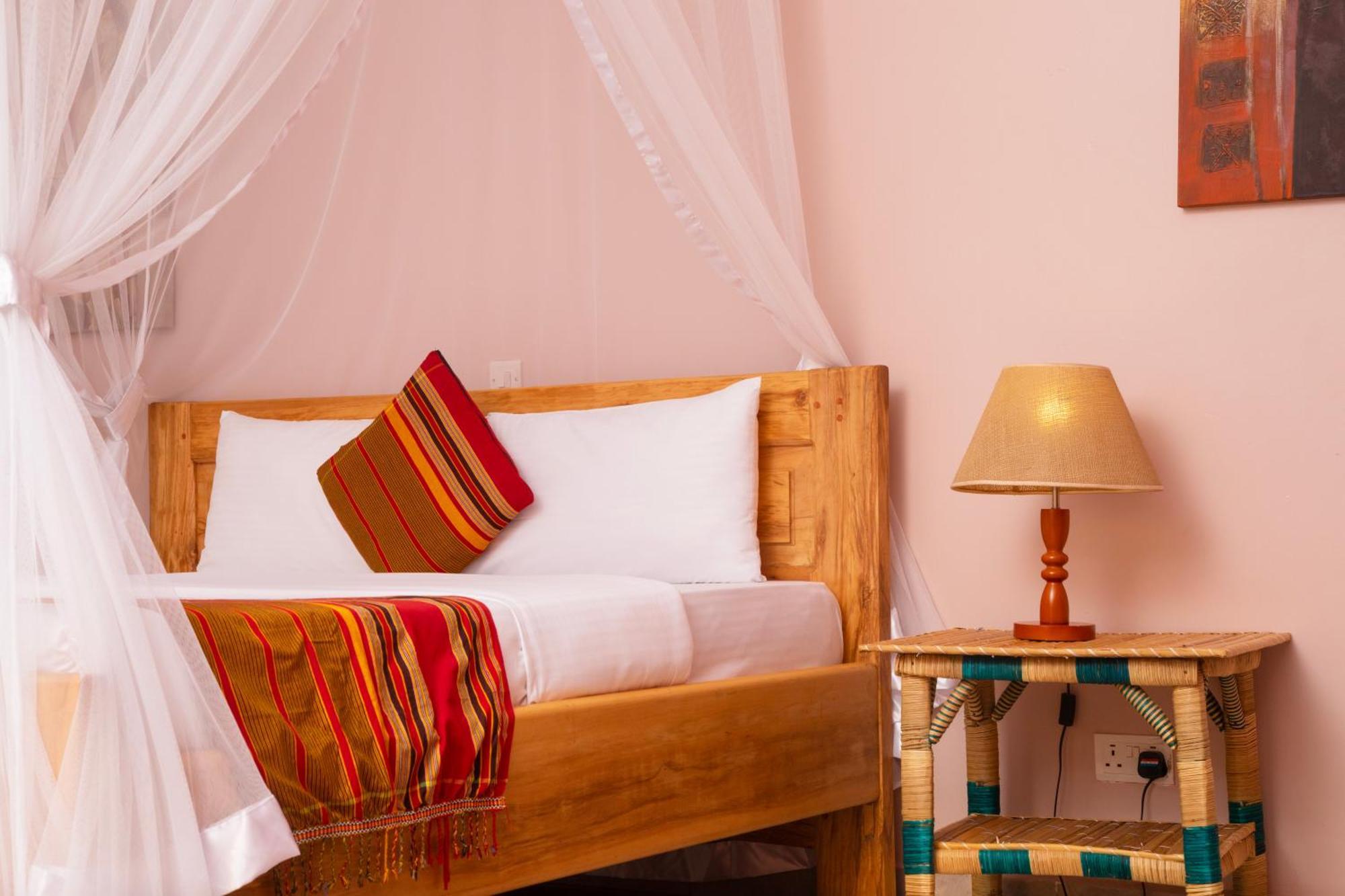 Silver Oaks Hotel Boma Fort Portal Bagian luar foto